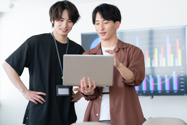 データを見ながら議論するチーム
